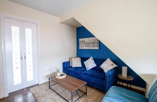 Modern 2-Bed w/Garden, Fast WiFi & Parking | Ideal for Contractors & Families