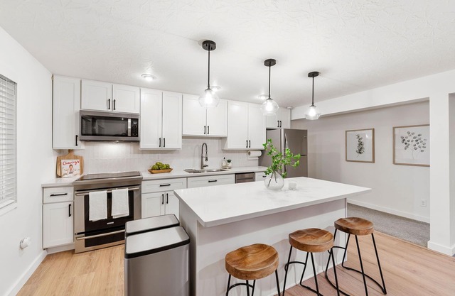 Modern 2 Bedroom, 1 Bathroom apartment in highly desired downtown Poulsbo. n