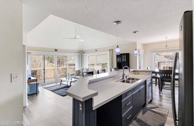 Modern 2 bedroom/2 bath Condo 3 miles from Sunset Beach