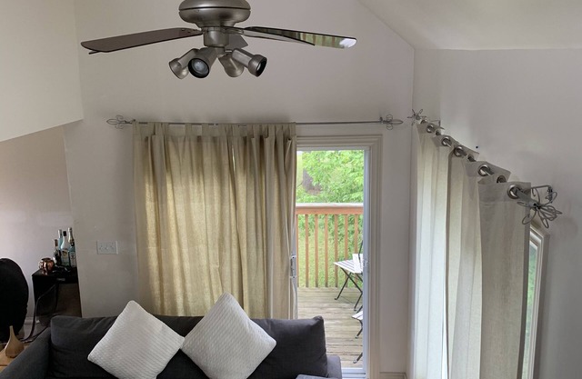 Modern 2 bedroom all season cottage in the beautiful town of Killarney