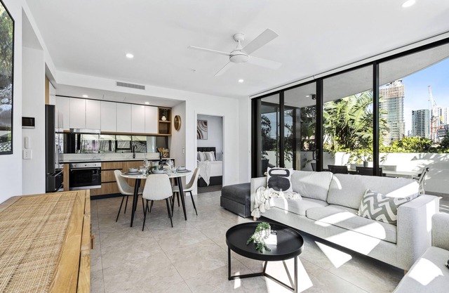 Modern 2 Bedroom Apartment in Broadbeach - Q Stay (Gallery 206 - 2N - NB)