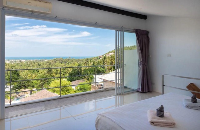 Modern 2-bedroom apartment with stunning sea views, pool, and bar
