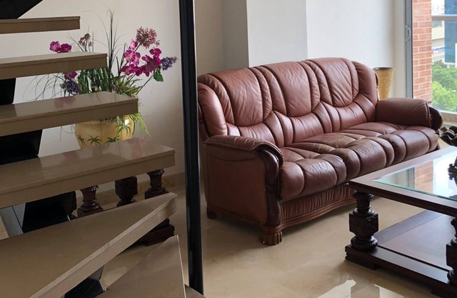 Modern 2 Bedroom Duplex /1 Queen & 1 Single
