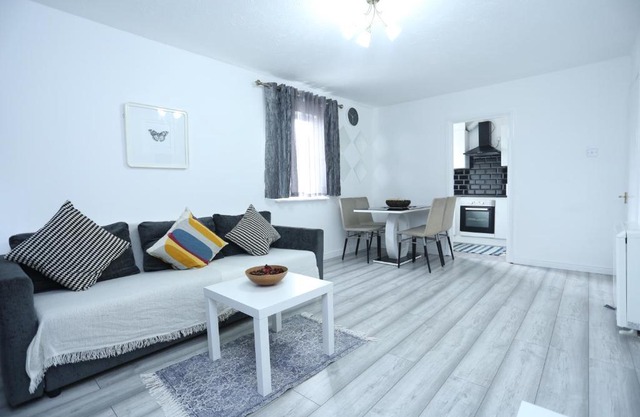 Modern 2 Bedroom Flat, with Free Parking, and WIFI