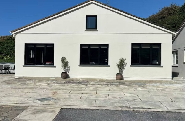 Modern 2 bedroom House 3 bathrooms, sleeps 5