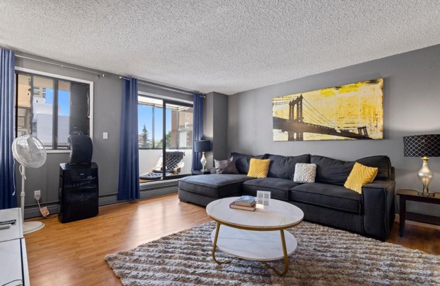 Modern 2 bedroom next to Stampede, 17th w Parking