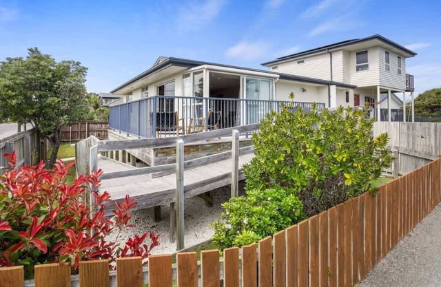 Modern 2-Bedroom Oasis, Just Steps from the Beach