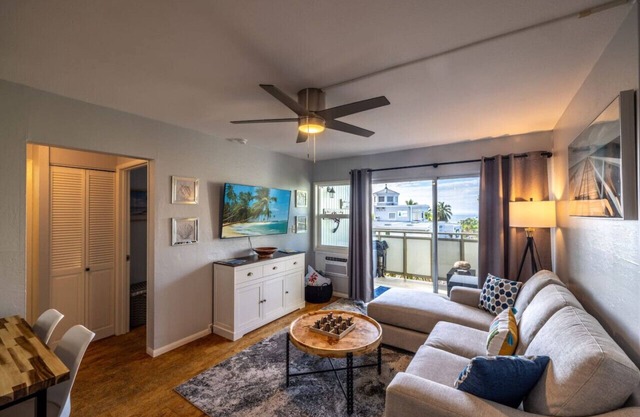 Modern 2 Bedroom w/AC + Ocean View, Downtown