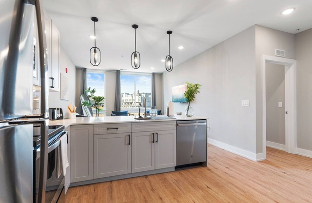 Modern 2 BR Apt in Philly with a Glass City View
