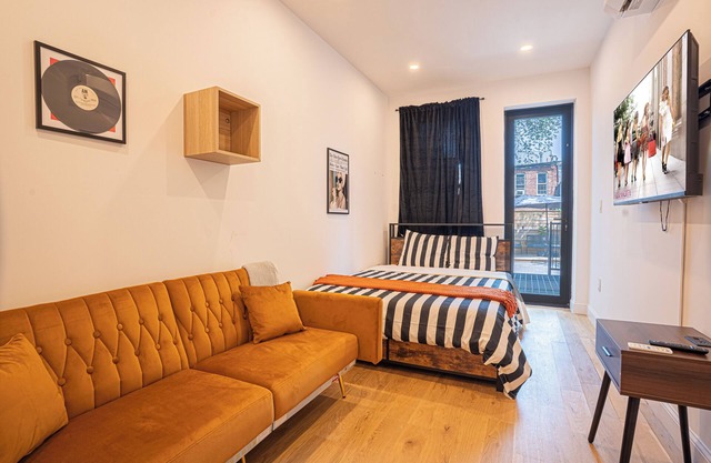 Modern 2Bd Brooklyn Stay with Rec Room & Backyard