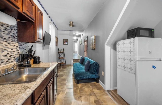 Modern 2BR: 10 Mins to Metro