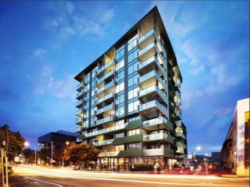 Modern 2BR 2BA Apartment with Parking in South Brisbane