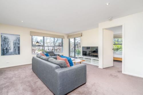 Modern 2BR 2BA Apartment Close to City and ANU - Hosted by Canstay