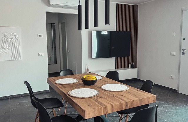 Modern 2BR 2BA Apt Sleeps 6 Free Parking
