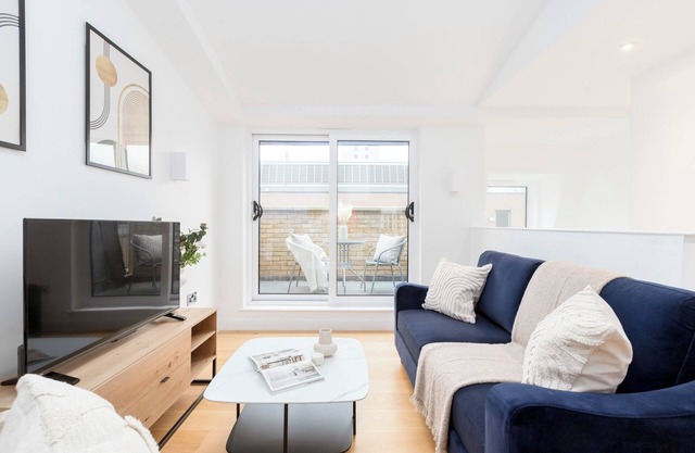 Modern 2BR 2BA with Balcony by Soho