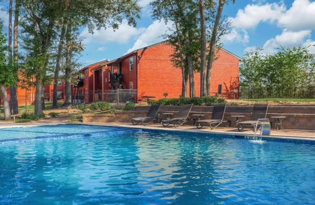 Modern 2BR Apt Pool+Gym+Free Parking Near Galleria