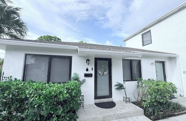 Modern 2BR Central Miami duplex—WiFi + parking