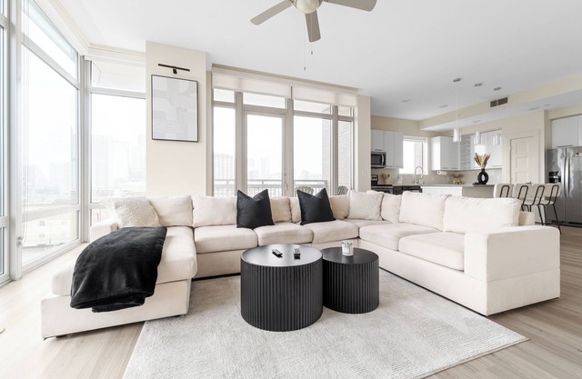 Modern 2BR Condo with Free Parking & Downtown Houston Views