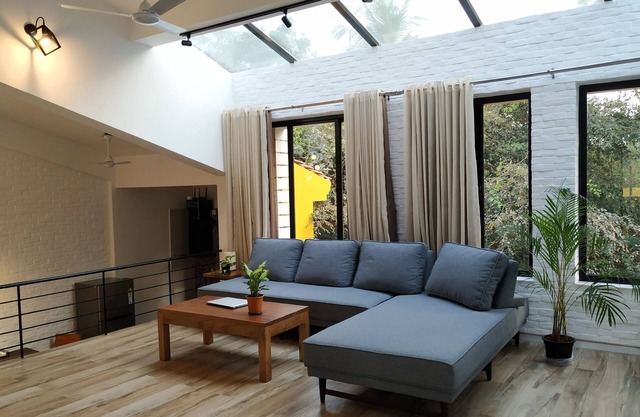 Modern 2BR Skylit Penthouse w/Open Pvt Terrace. 7 mins walk to Vagator Beach