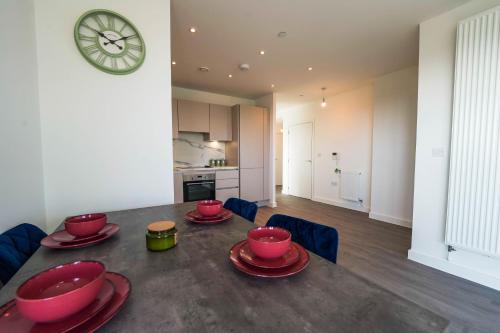 Modern 2BR Wembley Apartment Stadium Views and Balcony