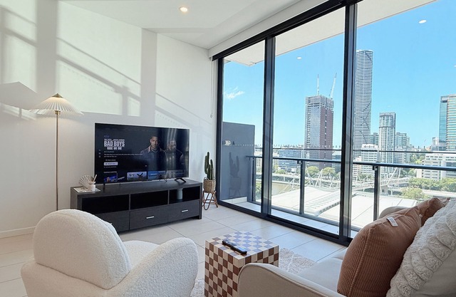 Modern 2BR with River View & Free Parking!