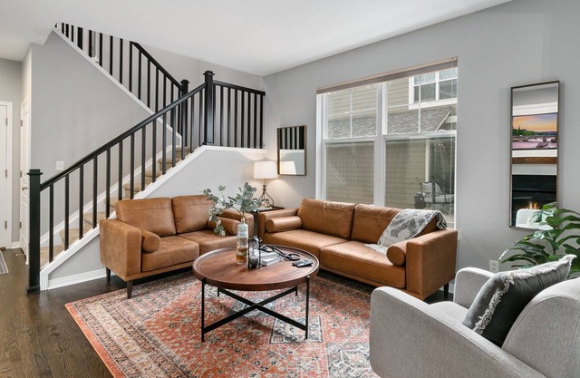 Modern, 3 bd, near shops & restaurants