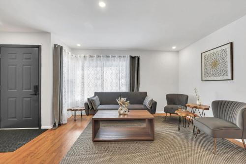 Modern 3 Bed 2 Bath Home 3 minutes from Legoland