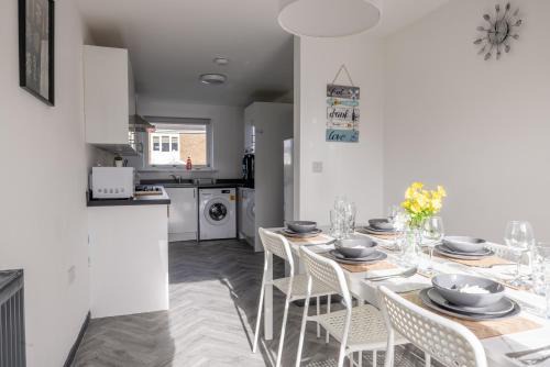 Modern 3 Bed House-Free Parking