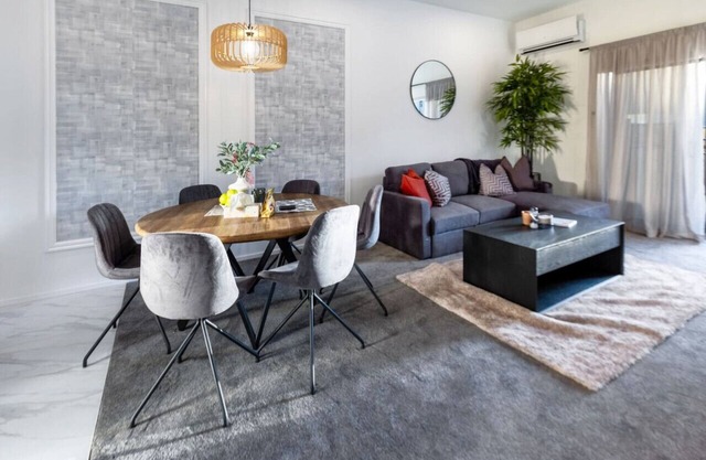 Modern 3 bed Overlooking Hagley Park
