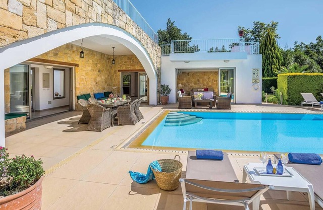 Modern 3 bed villa with hot tub room!