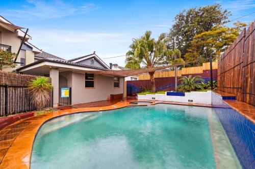 Modern 3-Bed with Pool & Water Views by Beach