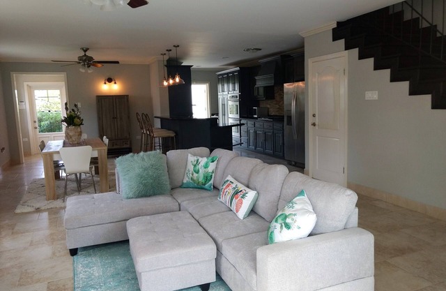 Modern 3 Bedroom Townhouse Close to the beach
