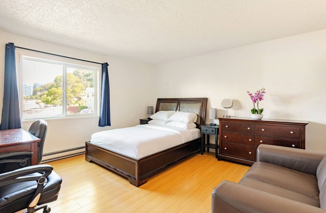Modern 3-Bedroom 2 Bathroom Suite with AC, Perfect for Family and Work Group