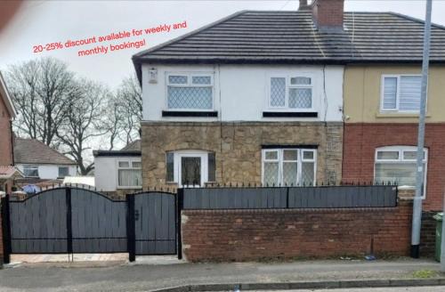 Modern 3 bedroom house, 3 Bathroom, secure parking, Wi-Fi & Garden