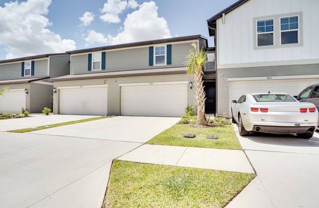Modern 3-bedroom townhome with WiFi and AC in Wesley Chapel