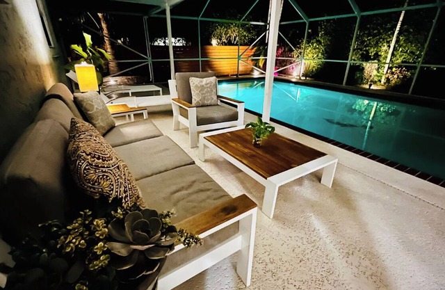 Modern 3 BR house w/Private Pool, Relaxing Backyard w/Hot Tub & Steam Shower
