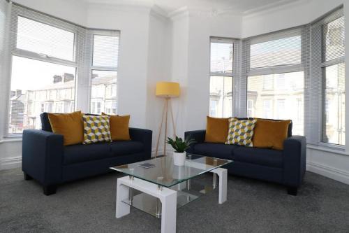 Modern 3 Double Bedroom Town Centre Maisonette