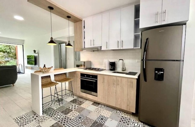 Modern 302 apartment w/AC +WiFi + Parking