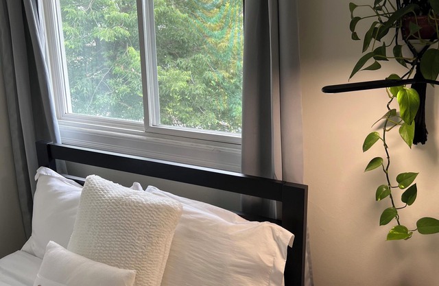 Modern 3BD Townhouse | 8min to DT Ottawa | Pool Table + Front & Back Decks