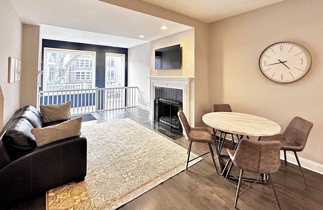 Modern 3BDR in Old Town - walk to Lake Michigan, Wells St, Red & Brown lines
