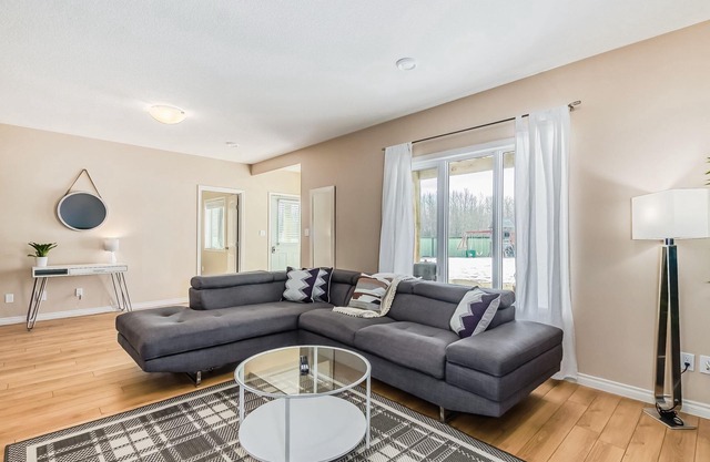 Modern 3BR, 2Bath Golf Course Suite/Henday/Whitemud/Acheson/Long Stay Discount