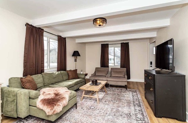 Modern 3BR Getaway-Stylish, Ames