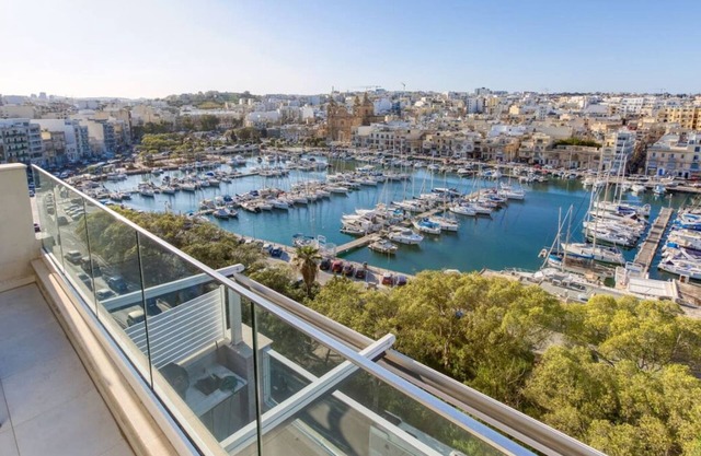 Modern 3BR home with Stunning Marina View in Pieta