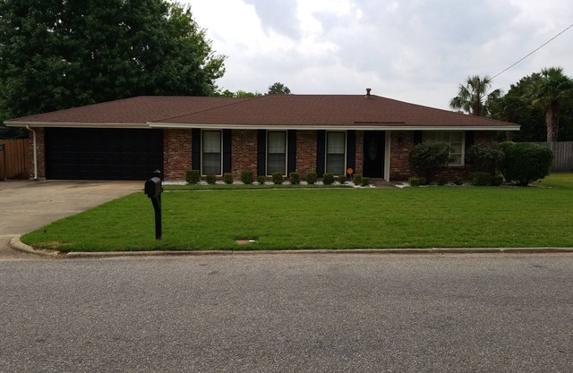 Modern 3BR House w/Pool, Patio, Grill & TVs -Minutes from Downtown & East Chase