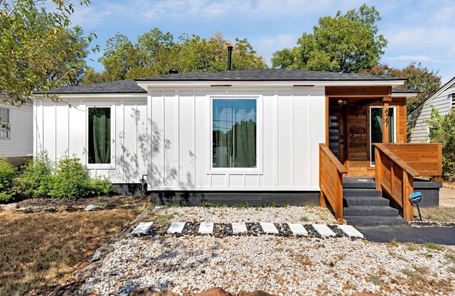 Modern 3BR Near Downtown Yard & Garage