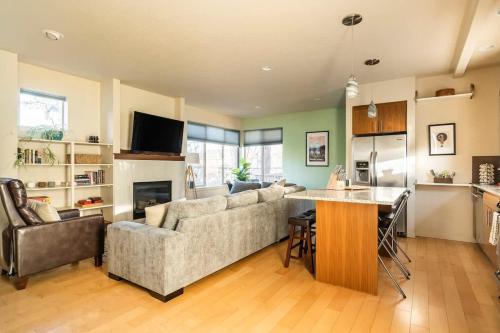 Modern 3BR - Walk to Alberta Eats & Coffee