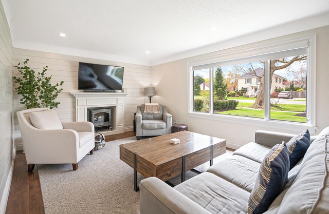 Modern 4 Bdrm 8 Guests Niagara Home steps to Old Town, theatres & restaurants