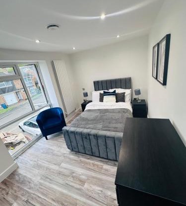 Modern 4 bed House, garden & private driveway, 10 walk to tube station