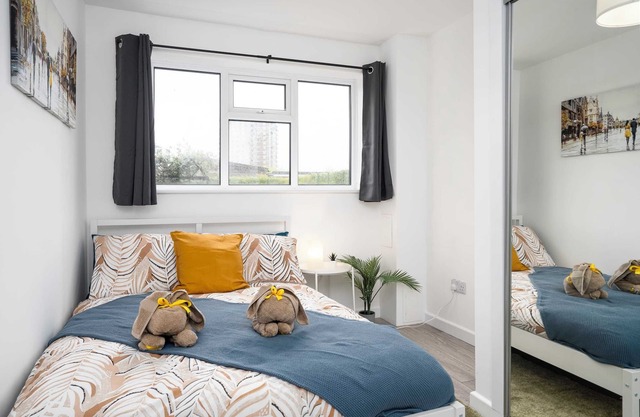 Modern 4 Bed House-Free Parking