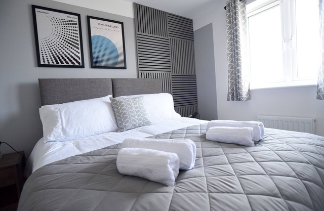 Modern 4 bed - Lincoln - Parking